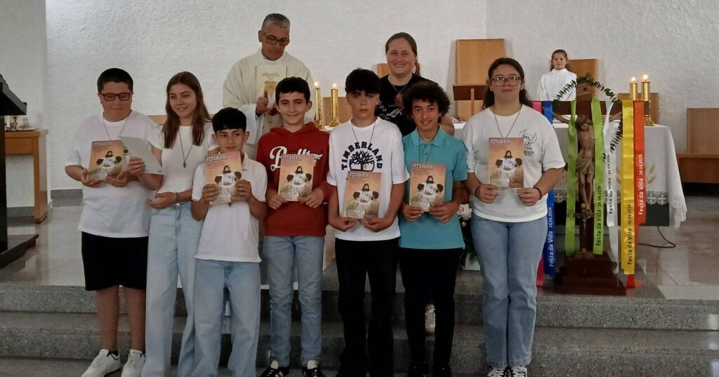 Esta imagem não tem texto alternativo. O nome do ficheiro é: Adolescentes-do-8.o-ano-de-Rio-de-Couros-celebram-a-vida-e-a-esperanca.jpg