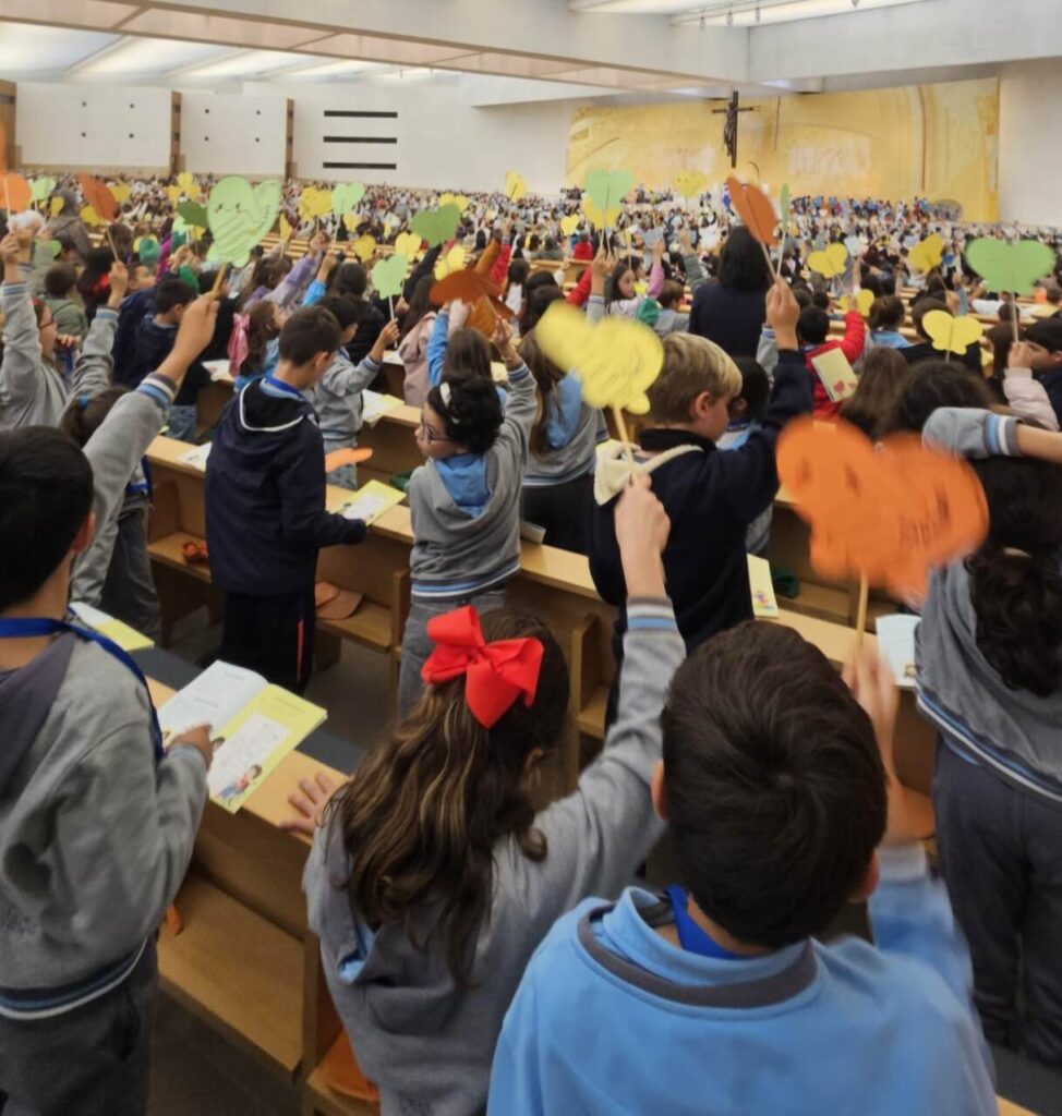 Esta imagem não tem texto alternativo. O nome do ficheiro é: CCMI-participa-no-24.o-Encontro-de-EMRC-sob-o-tema-da-paz.jpg