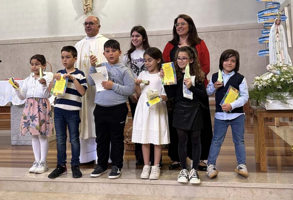 Esta imagem não tem texto alternativo. O nome do ficheiro é: Criancas-da-Barosa-celebram-Festa-da-Ave-Maria-e-consagram-maes-a-Nossa-Senhora.jpg