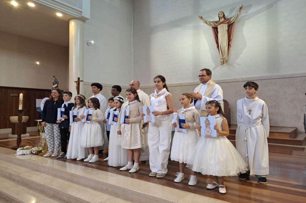 Esta imagem não tem texto alternativo. O nome do ficheiro é: Criancas-da-Barosa-recebem-a-Primeira-Comunhao-e-o-Batismo.jpg