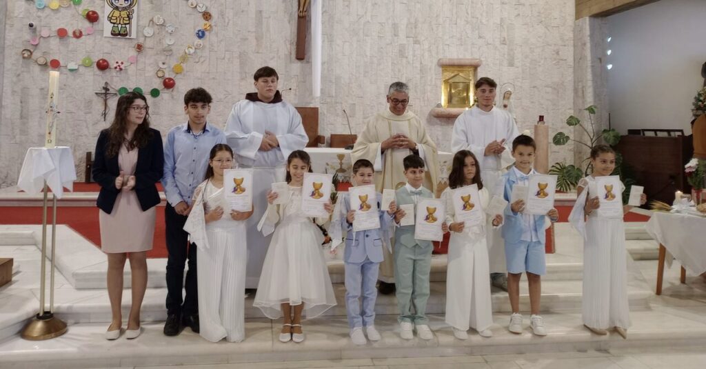 Esta imagem não tem texto alternativo. O nome do ficheiro é: Criancas-do-Casal-dos-Bernardos-recebem-a-Primeira-Comunhao.jpg