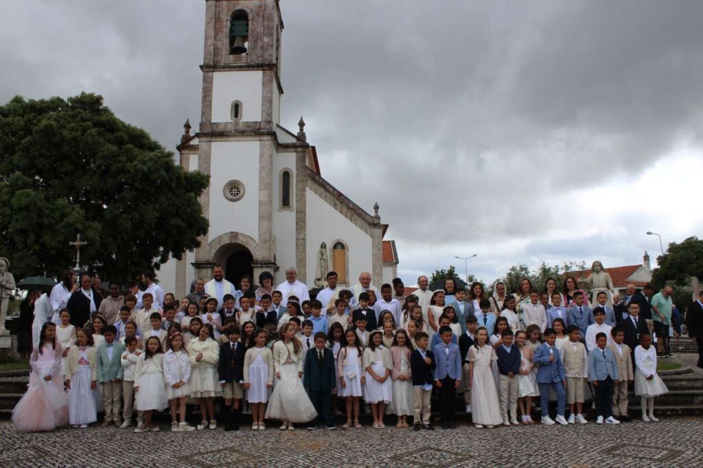 Esta imagem não tem texto alternativo. O nome do ficheiro é: Criancas-fazem-a-Primeira-Comunhao-em-Fatima.jpg