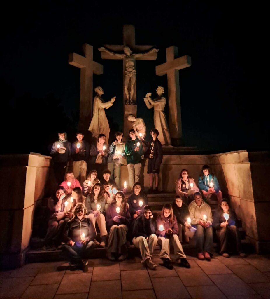 Esta imagem não tem texto alternativo. O nome do ficheiro é: Jovens-da-Unidade-Pastoral-2-preparam-Crisma-em-Fatima.jpg