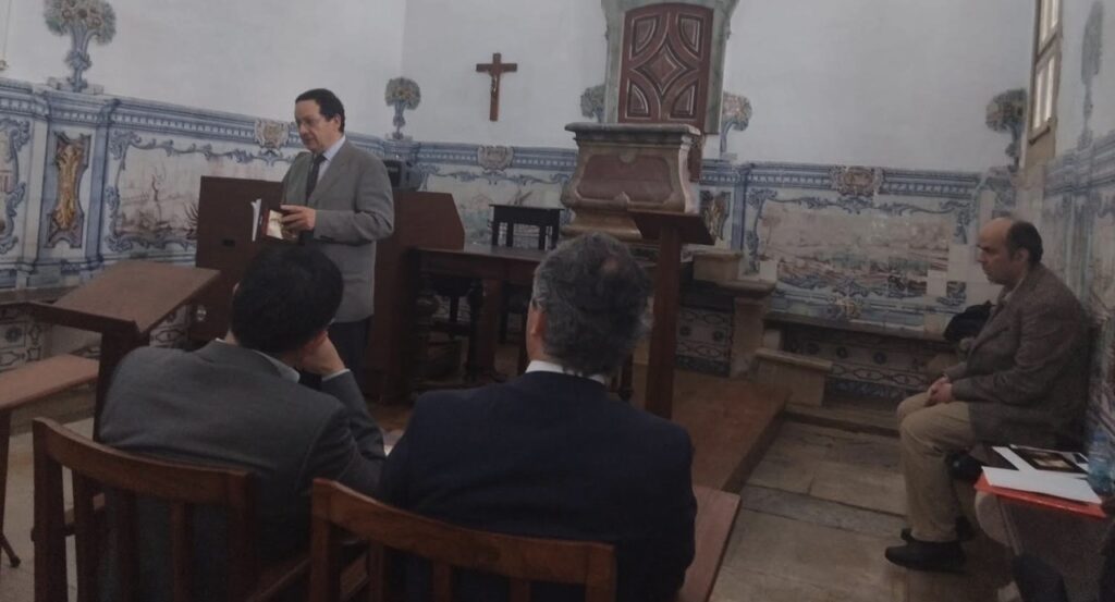 Esta imagem não tem texto alternativo. O nome do ficheiro é: Lancamento-de-biografia-de-D.-Antonio-Antunes-reune-dezenas-de-pessoas-no-Seminario-Maior-de-Coimbra.jpg