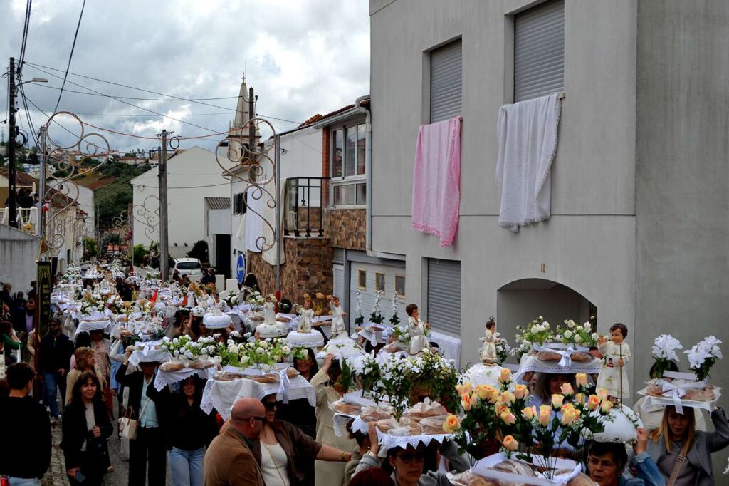 Esta imagem não tem texto alternativo. O nome do ficheiro é: Procissao-de-Nossa-Senhora-da-Gaiola-marca-ponto-alto-da-festa-nas-Cortes.jpg