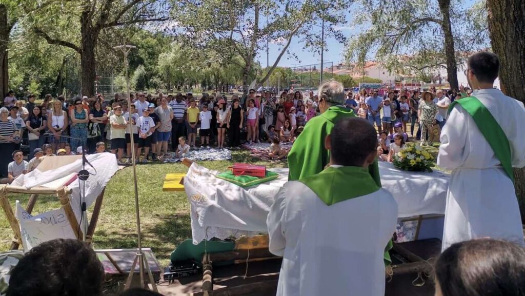 Esta imagem não tem texto alternativo. O nome do ficheiro é: Celebracao-da-comunhao-encerra-ano-catequetico-na-Unidade-Pastoral-de-Ourem.jpg