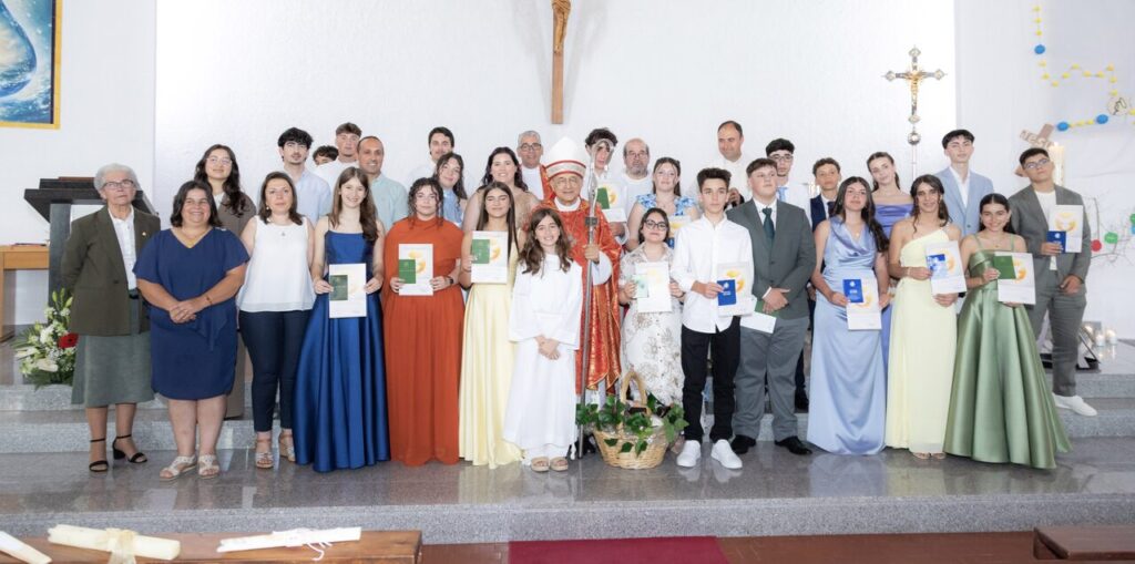 Esta imagem não tem texto alternativo. O nome do ficheiro é: Dezoito-jovens-da-Unidade-Pastoral-11-recebem-o-sacramento-do-Crisma-em-Rio-de-Couros.jpg