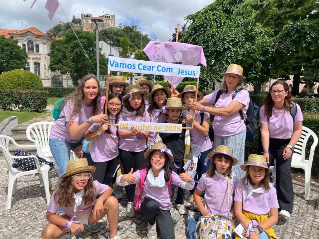 Esta imagem não tem texto alternativo. O nome do ficheiro é: Mais-de-160-criancas-celebram-Corpo-de-Deus-em-Leiria-com-um-dia-de-22coracao-cheio22.jpg