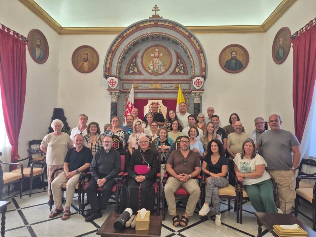 Esta imagem não tem texto alternativo. O nome do ficheiro é: Comunidade-dos-Marrazes-peregrinou-a-Terra-Santa-e-foi-recebida-no-Patriarcado-Latino-de-Jerusalem.jpg