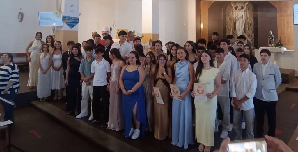 Esta imagem não tem texto alternativo. O nome do ficheiro é: Jovens-de-cinco-paroquias-recebem-o-Crisma-no-Olival.jpg
