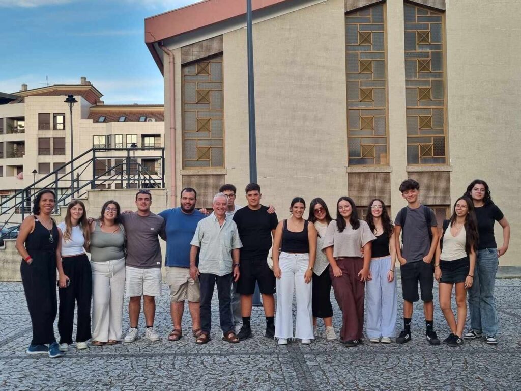 Esta imagem não tem texto alternativo. O nome do ficheiro é: Jovens-percorrem-os-caminhos-dos-santos-do-nosso-tempo.jpg