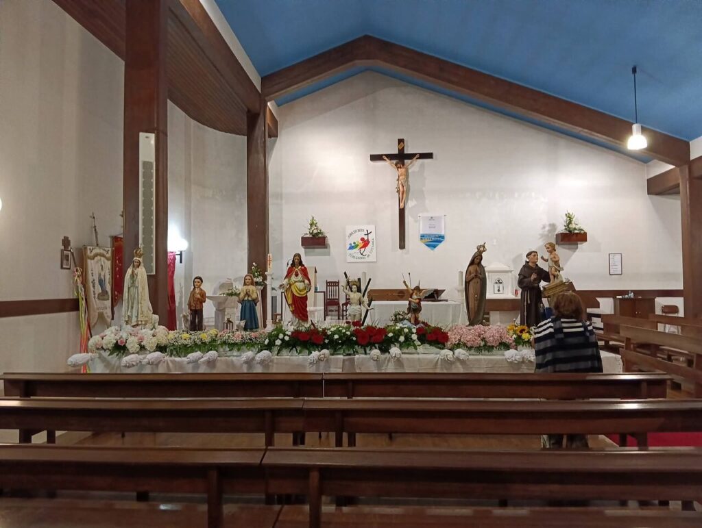 Esta imagem não tem texto alternativo. O nome do ficheiro é: Arrimal-celebra-50-anos-da-igreja-paroquial-com-procissao-e-memoria-comunitaria.jpg