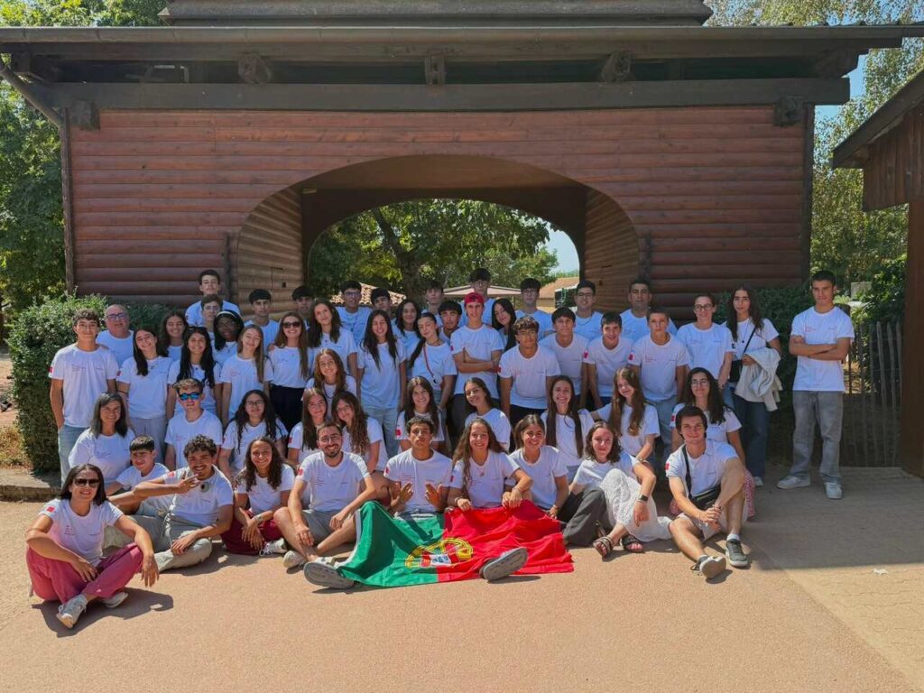 Esta imagem não tem texto alternativo. O nome do ficheiro é: Cerca-de-50-jovens-da-Unidade-Pastoral-de-Ourem-em-peregrinacao-transformadora-a-Taize_otimizada.jpg