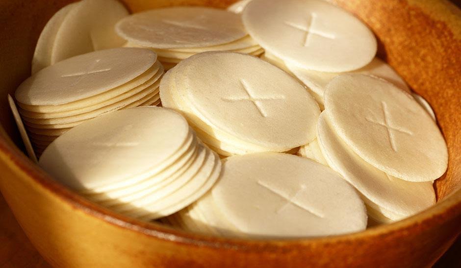 Velas, hóstias, vinho de missa e cera líquida