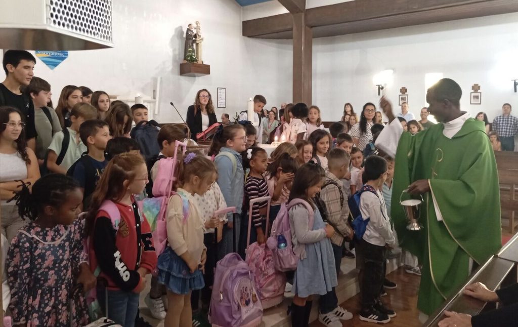 Imagem actual: Arrimal celebra admissão de novos membros do Apostolado da Oração e Bênção das Mochilas