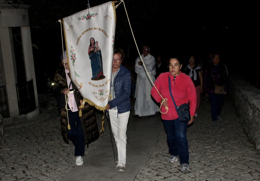 Imagem actual: Fátima assinalou festa de Nossa Senhora do Rosário com terço pela paz