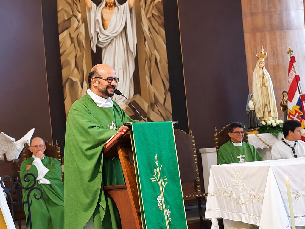 Imagem actual: Padre João Paulo acolhido como novo pároco do Olival