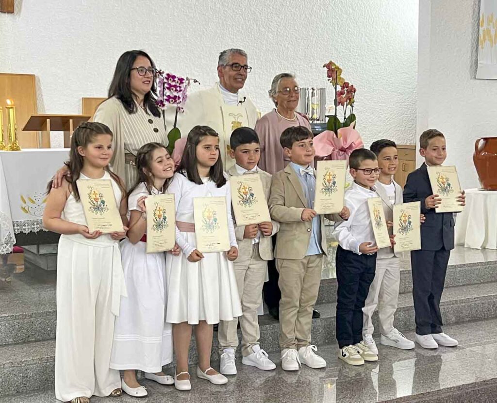 Esta imagem não tem texto alternativo. O nome do ficheiro é: Criancas-da-catequese-fizeram-a-primeira-comunhao-na-paroquia-de-Rio-de-Couros.jpg