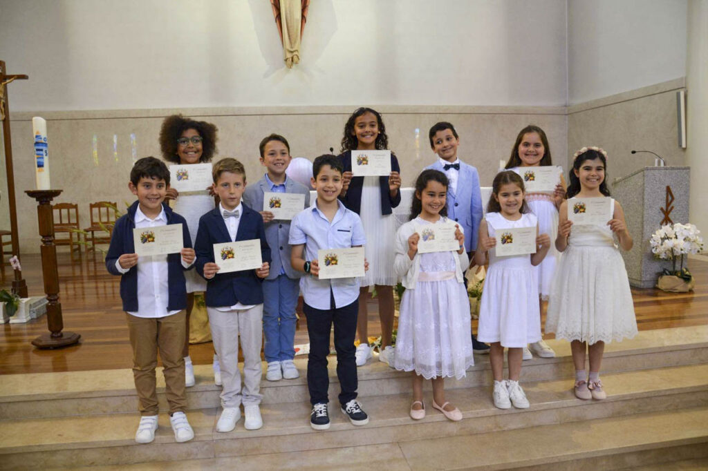 Esta imagem não tem texto alternativo. O nome do ficheiro é: Primeira-Comunhao-na-paroquia-da-Barosa.jpg